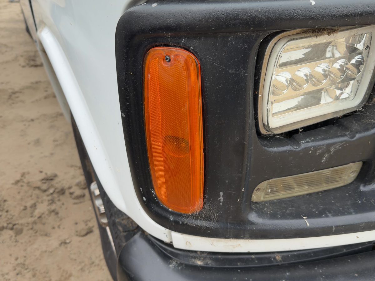 96-02 Express Van 2500 Passenger Right Front Turn Signal Light Outer Mounted