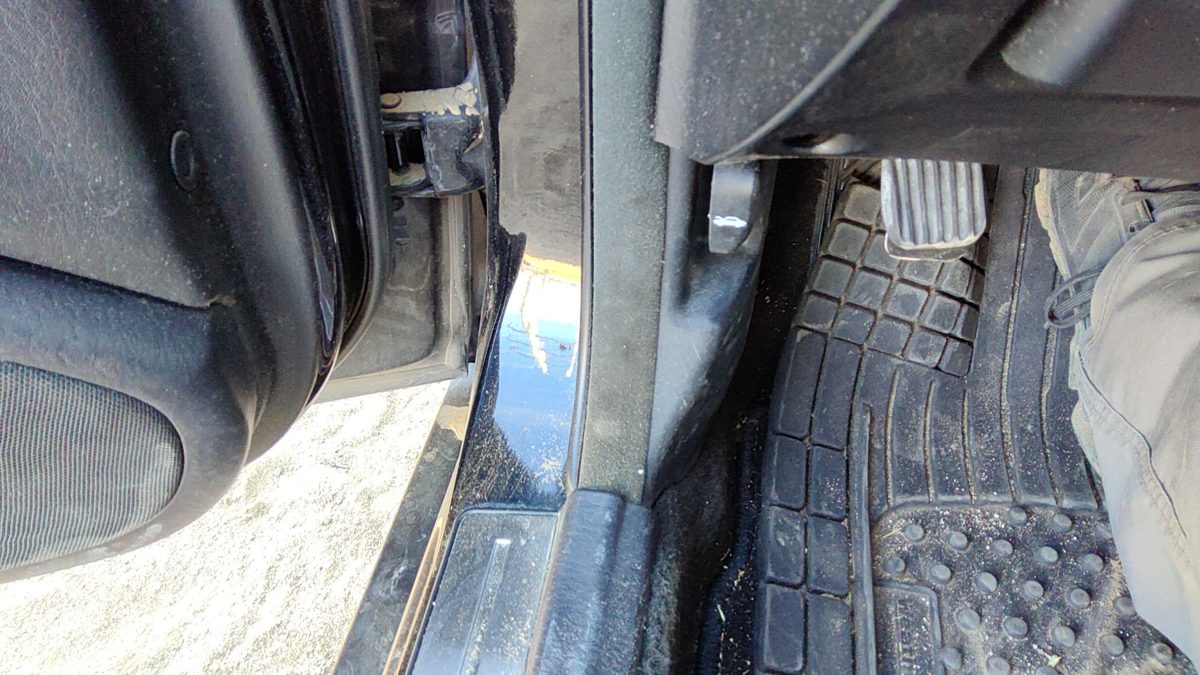 2002-2005 Hyundai Xg350 Driver Left Lower Kick Trim Panel Oem Black