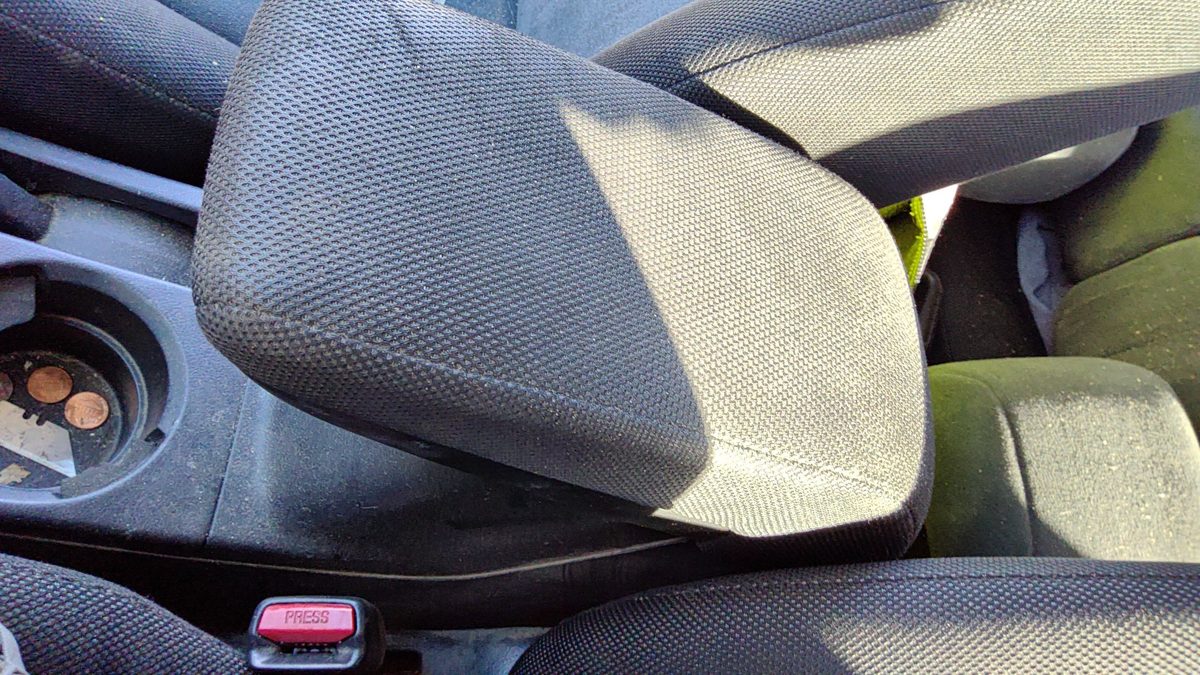 2003-2006 Mitsubishi Outlander Center Console Lid Only Arm Rest Fold Down Black