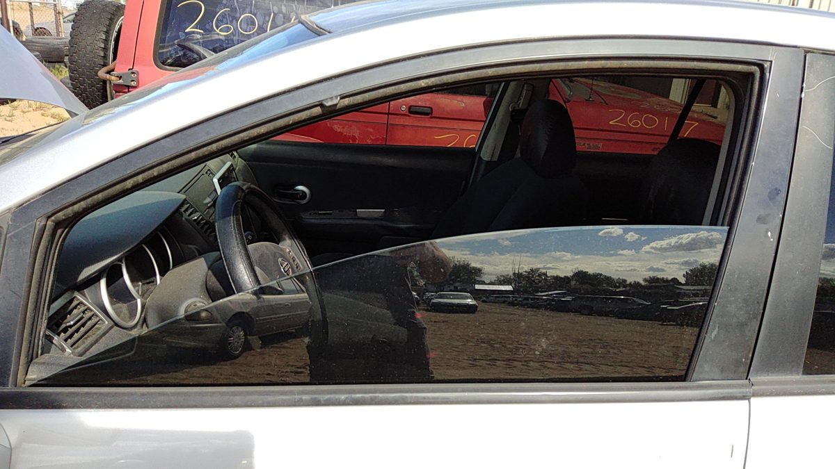 2007-2011 Nissan Versa Driver Left Front Side Window Door Glass Oem 80301El000