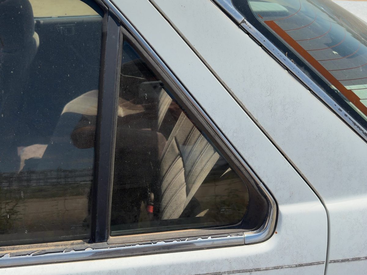 86-89 Accord Lx Driver Left Rear Vent Window Back Door Glass With Frame Oem