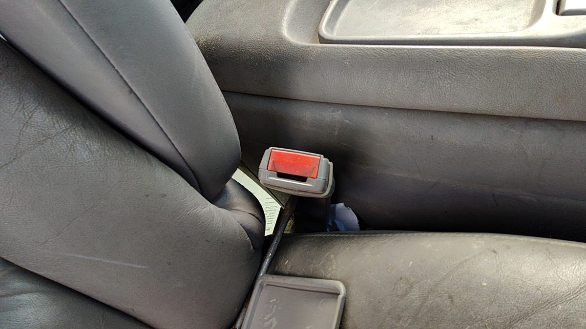 1999 Chevy Suburban Passenger Right Front Seat Belt Buckle Receiver Oem Gray 132