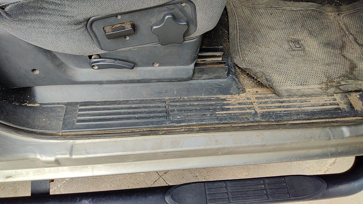 2002 Sierra 2500 Hd Passenger Right Lower Kick Trim Panel Sill Step Graphite 12d
