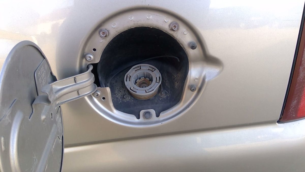 2001 Chevy Tahoe Fuel Filler Neck