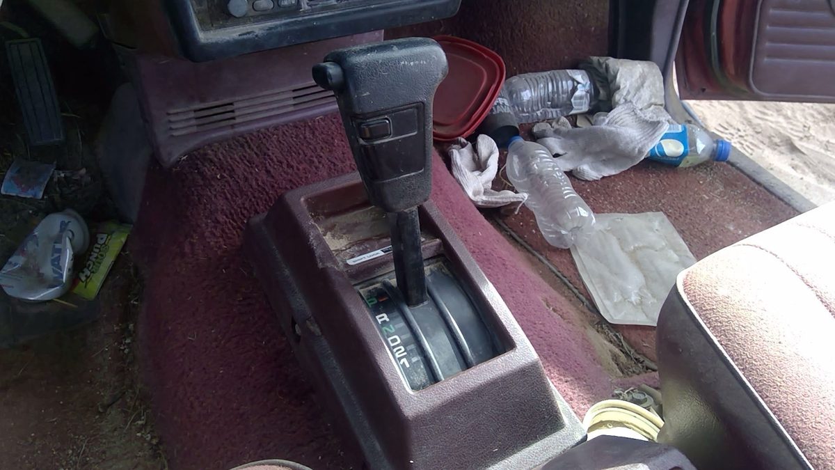 1992 Nissan Hardbody Floor Shifter Lever Assembly Automatic Transmission 4X2