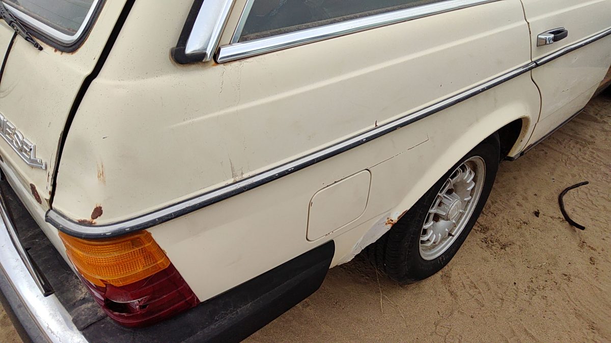 1980 Mercedes 300Td Passenger Right Rear Moulding On Quarter Panel Oem