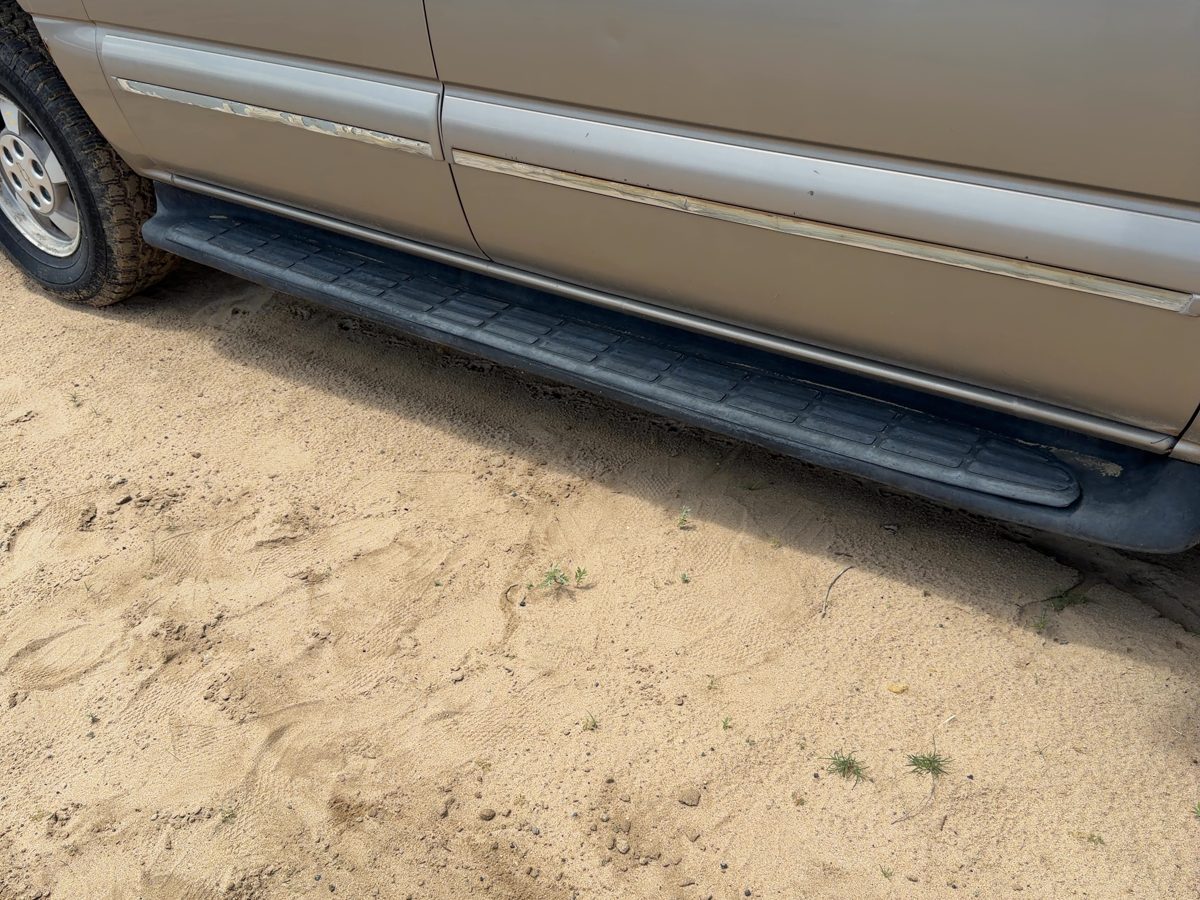 2001-2006 Chevy Suburban Passenger Right Running Board Side Step Oem 4X4