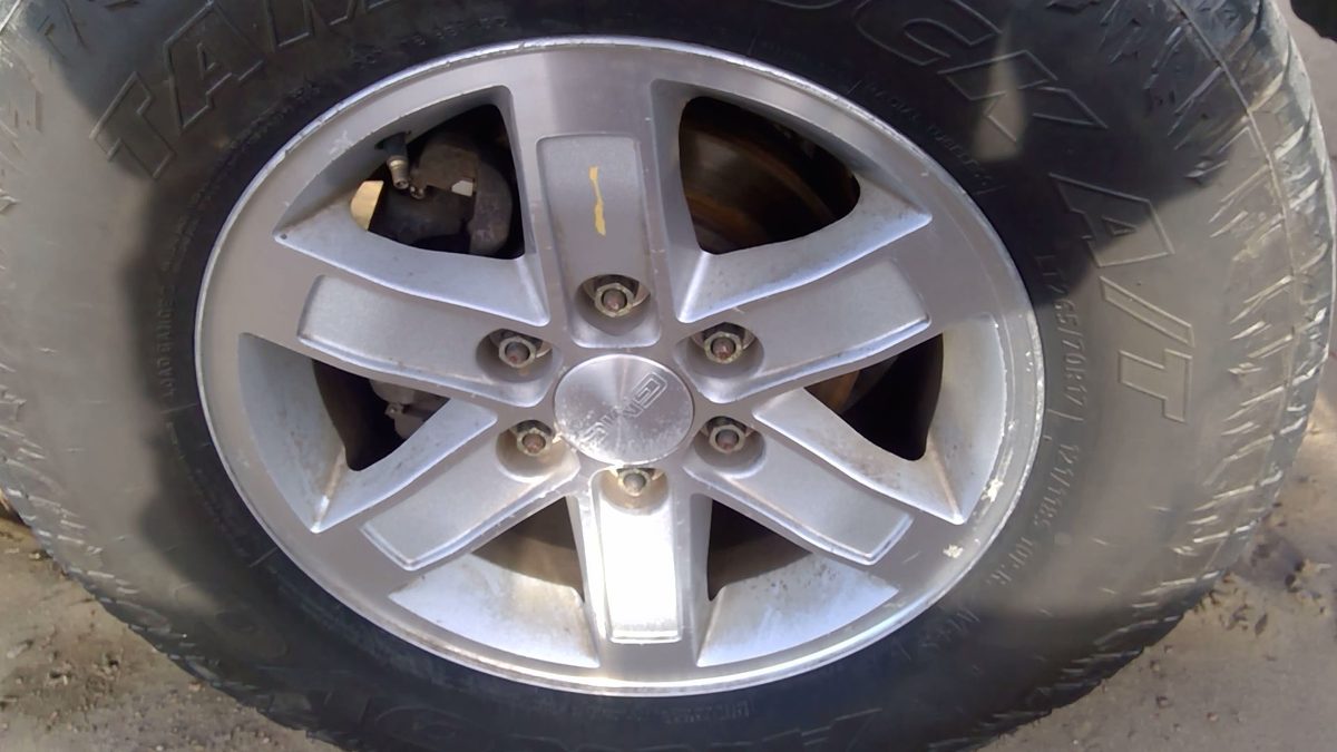 2005 Suburban 1500 Wheel