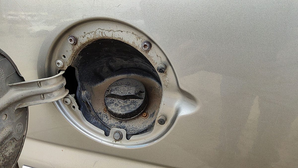 1999-2004 Sierra 2500 Hd Fuel Filler Neck Assembly With Gas Cap Oem 15710309