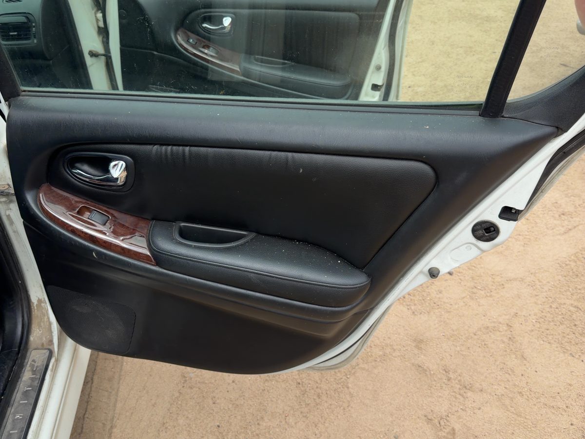 00-01 I30 Passenger Right Rear Door Trim Panel With Switches Back To 07/01 Black