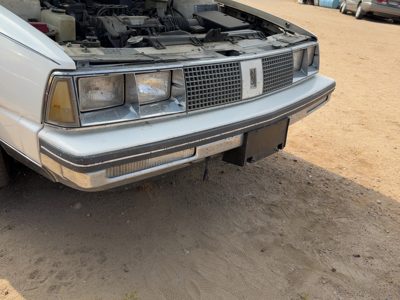 1985-1990 Oldsmobile 98 Front Bumper With Brackets Assembly Oem White 22514530