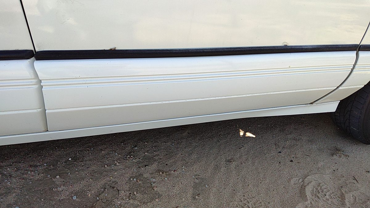 94 Pontiac Bonneville Passenger Right Front Moulding From Door Trim Strip White