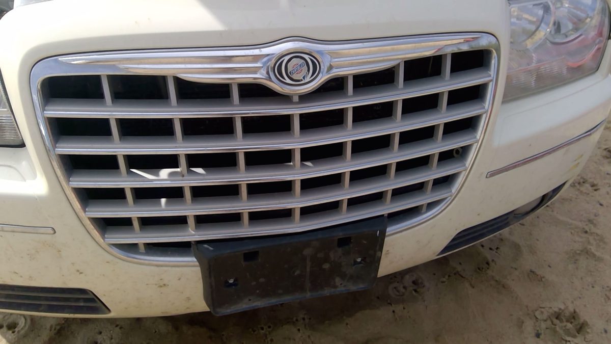 2010 Chrysler 300 Grille