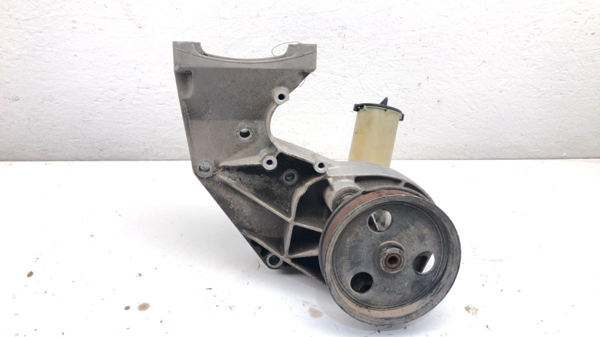 02 Ford F250 Super Duty 7.3L Powerstroke Power Steering Pump With Mount Bracket