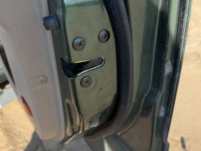 2003-2006 Kia Sorento Passenger Right Front Door Latch With Rods/Cables Oem