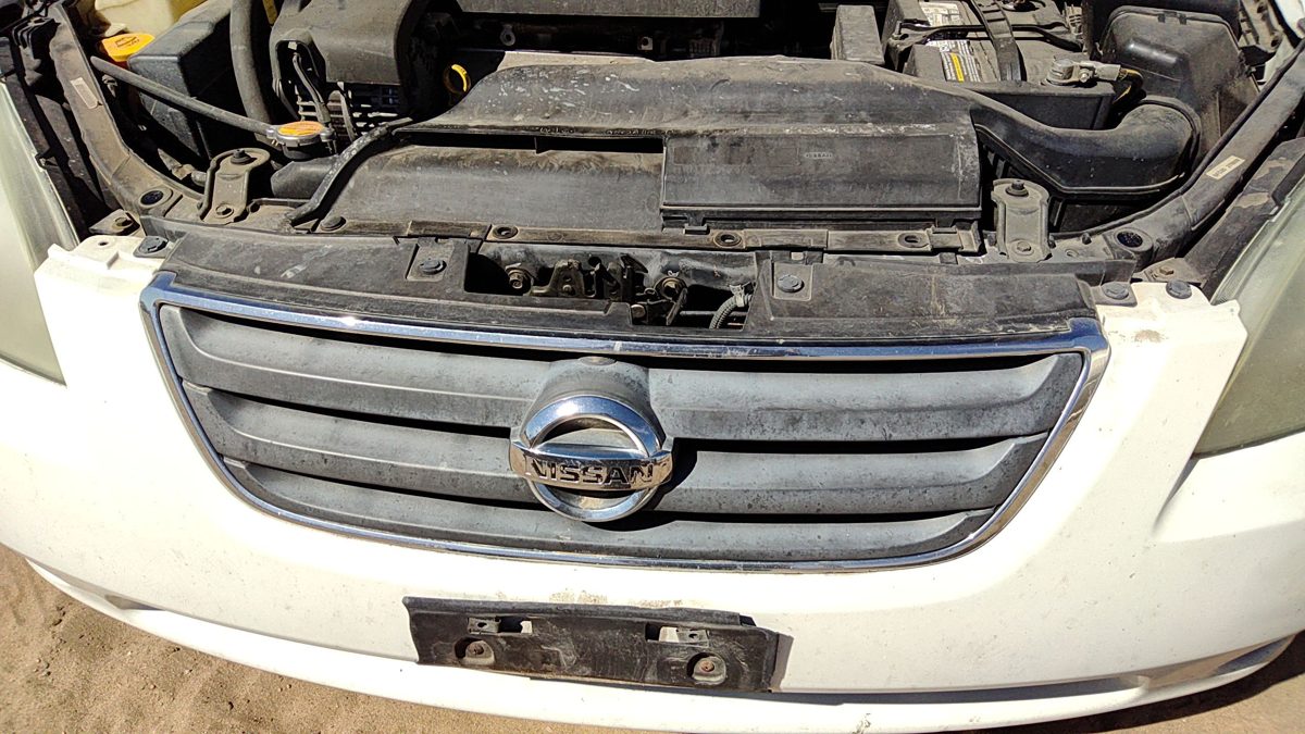 2002-2004 Nissan Altima Front Grille Assembly Oem 620708J100