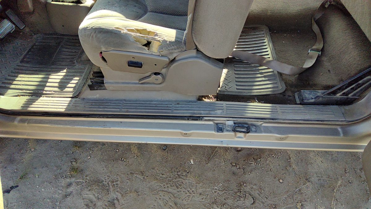 04 Silverado 1500 Passenger Right Lower Sill Step Moulding 52D Tan Extended Cab