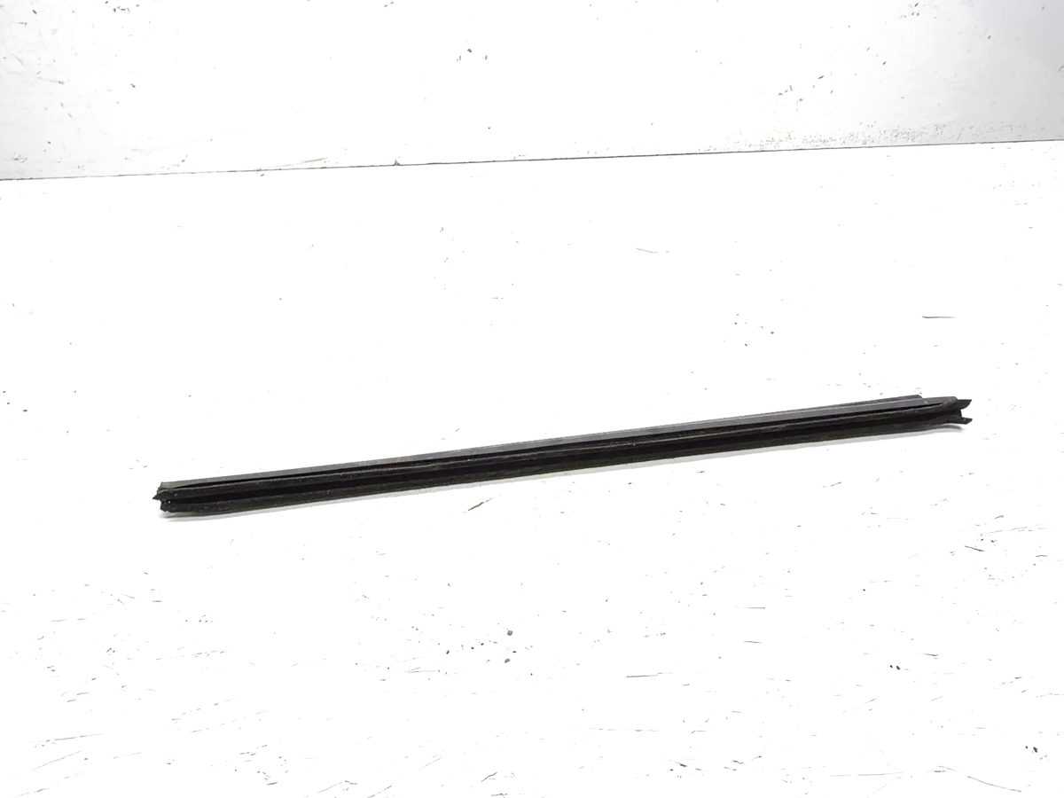 2005 Cadillac Sts Passenger Right Front Window Belt Molding Sweep Oem