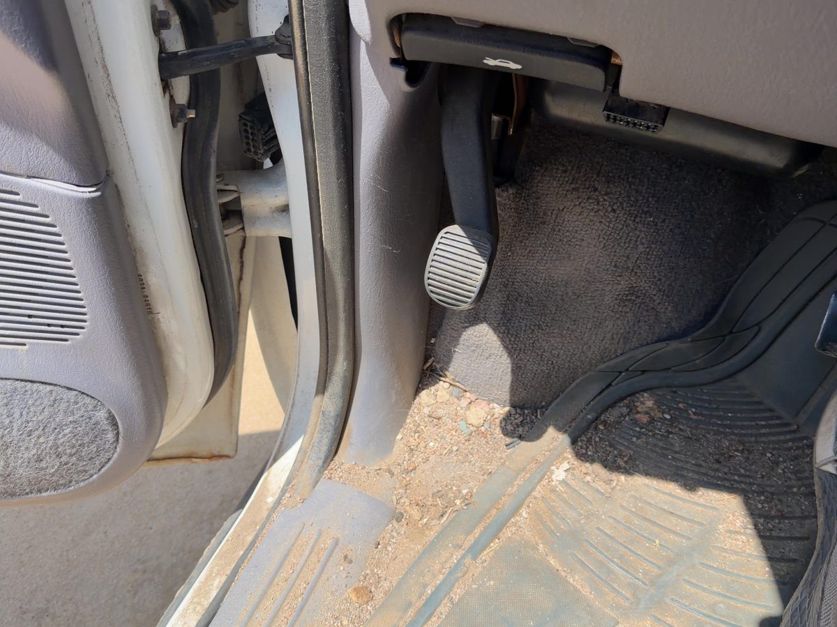 1999 Chrysler Town & Country Driver Left Lower Kick Trim Panel Oem Taupe All5