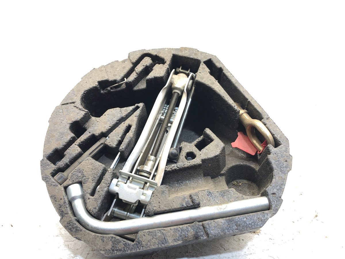 2001 Vw Jetta Spare Jack Kit Assembly With Tools And Mount Tray Oem