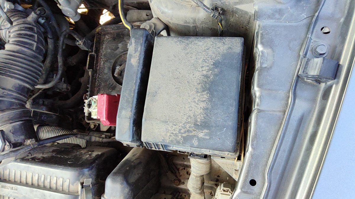 2004 Mitsubishi Endeavor Engine Fuse Box