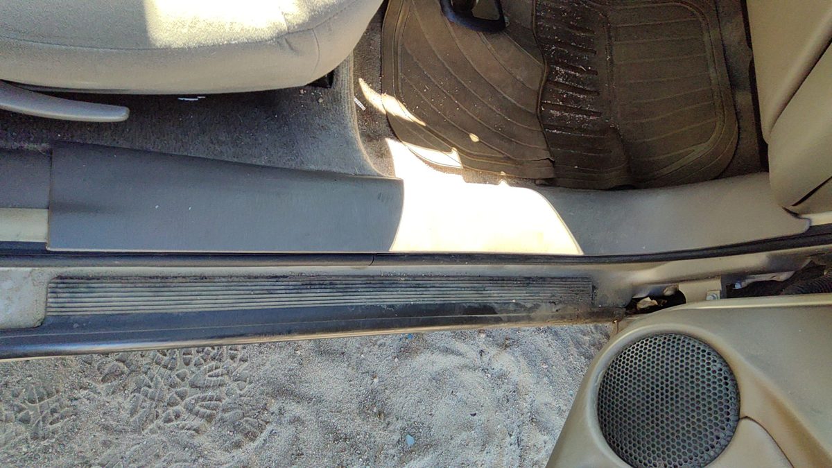 2004 Grand Am Passenger Right Lower Sill Step Moulding Trim Panel 52D Dark Taupe
