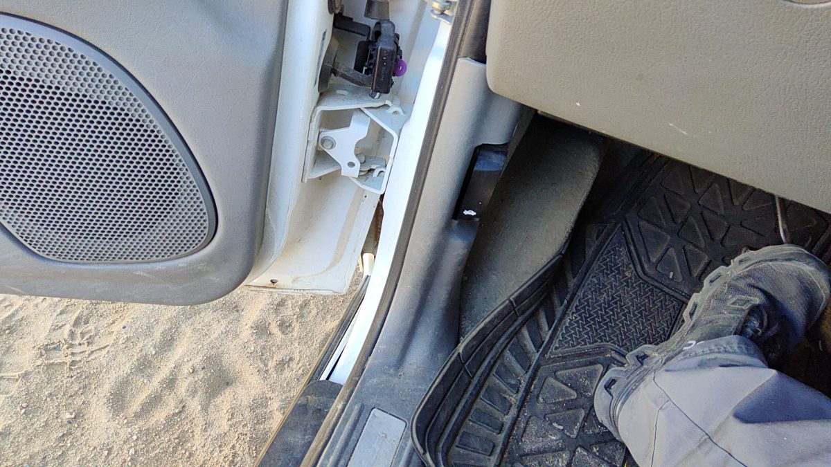 2007 Gmc Envoy Driver Left Lower Kick Trim Panel Oem Gray 28H