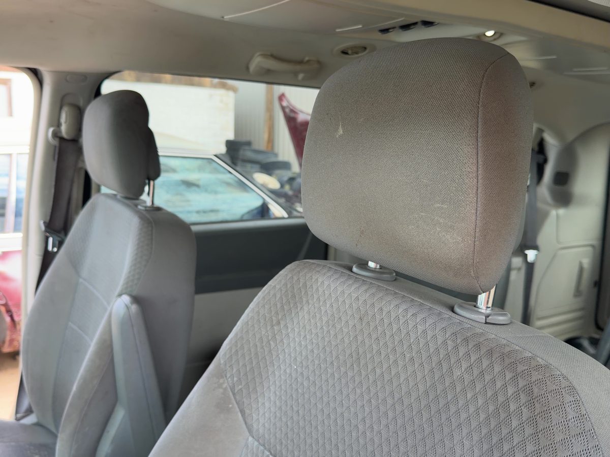10 Chrysler Town & Country Pair Of Front Headrests Oem Left Right Set Seat Gray