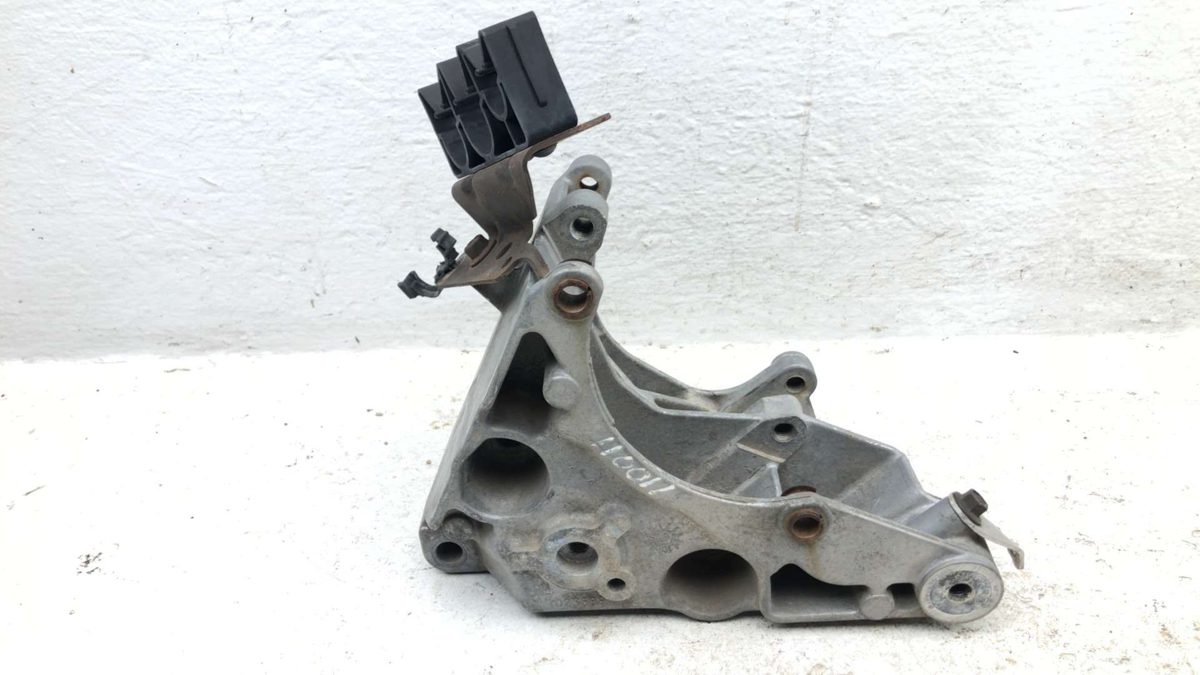 1998 Chevy Pickup 1500 Alternator Bracket