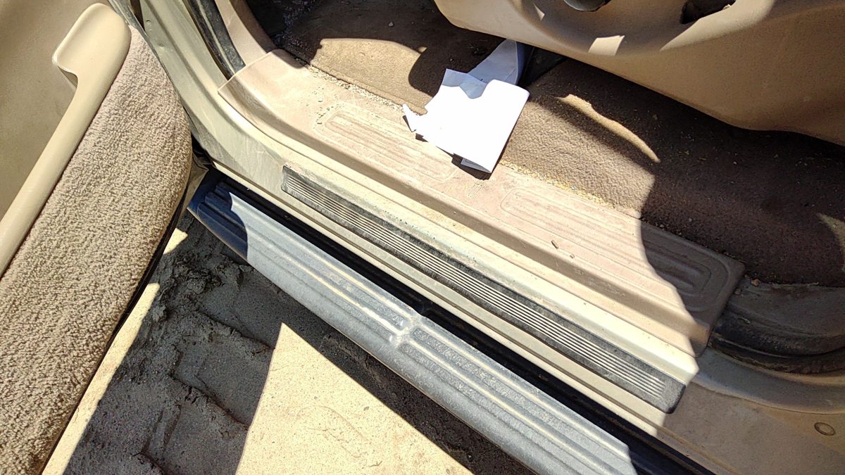 1998-1999 Lincoln Navigator Driver Left Lower Kick Trim Panel Oem Tan Kx