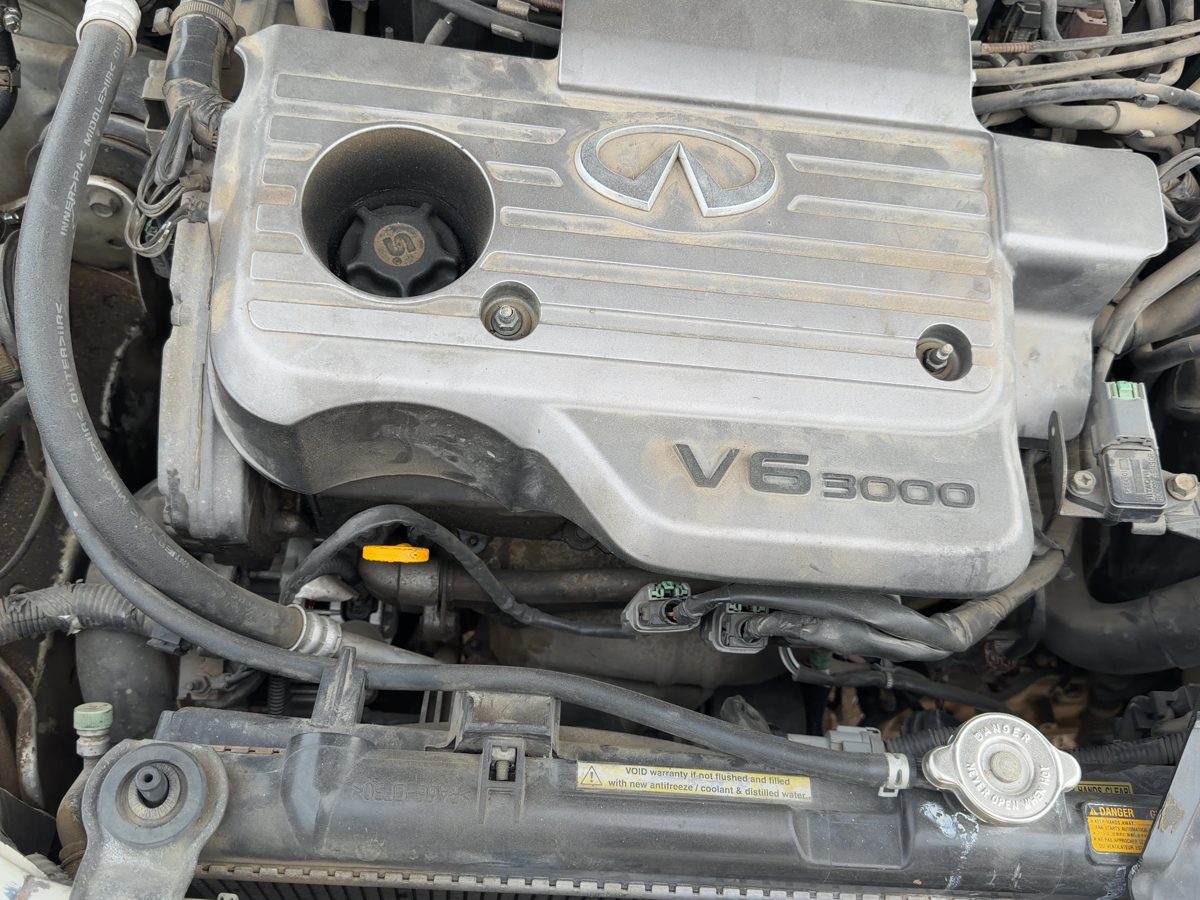 2000-2001 Infiniti I30 Front Valve Cover Oem 3.0L