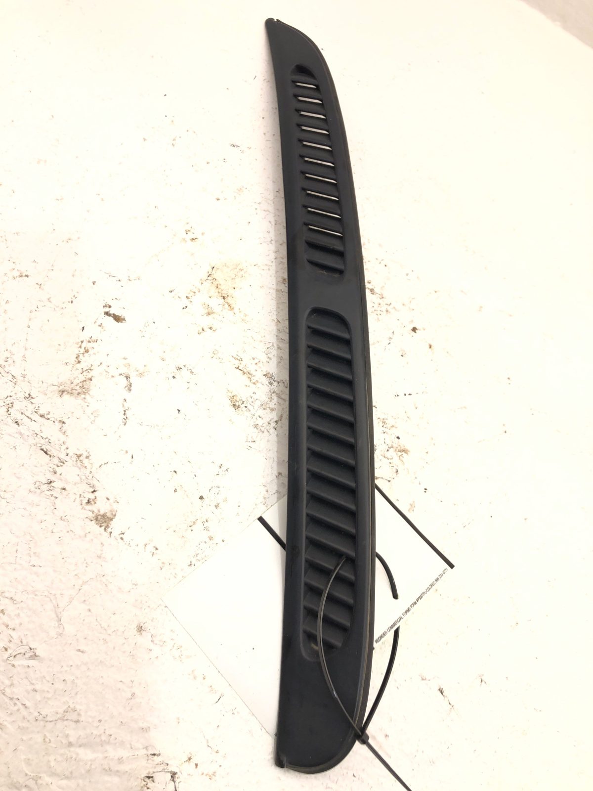 96-04 Nissan Pathfinder Driver Left Rear Quarter Glass Trim Window Moulding Only