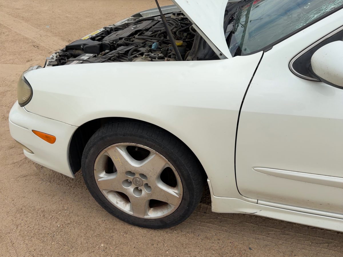 2000-2001 Infiniti I30 Driver Left Front Fender Oem White 631013Y130