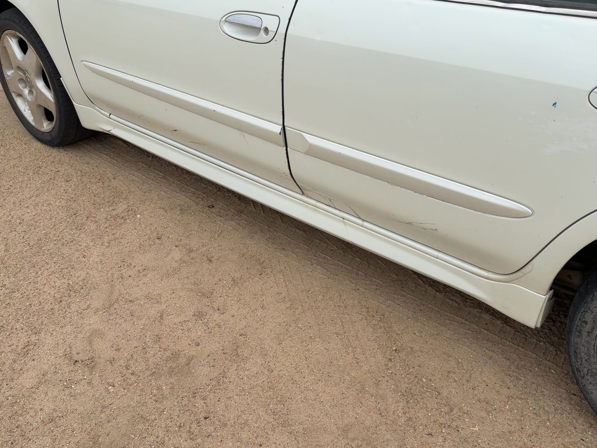 2000 Infiniti I30 Driver Left Lower Rocker Panel Moulding Oem White 768532Y607