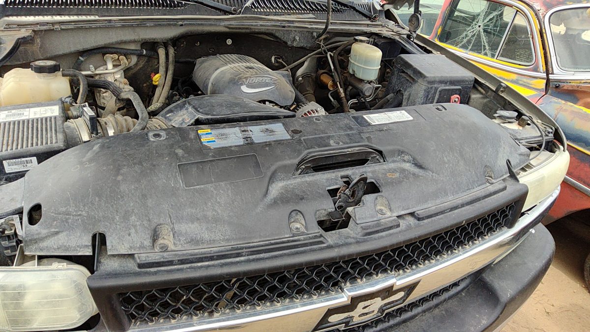 99-01 Chevy Silverado 2500 Hd Top Plastic Cover Above Radiator Supp