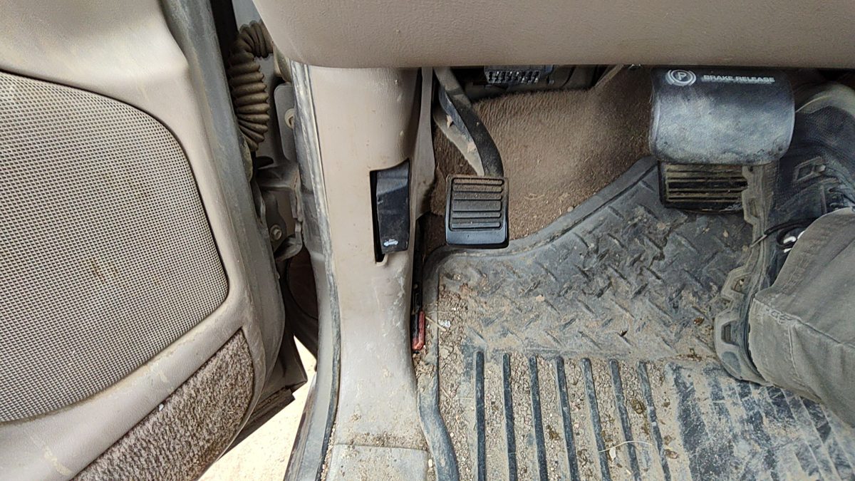 2001-2007 Chevy Silverado 2500 Hd Driver Left Lower Kick Trim Panel Oem Tan 52D