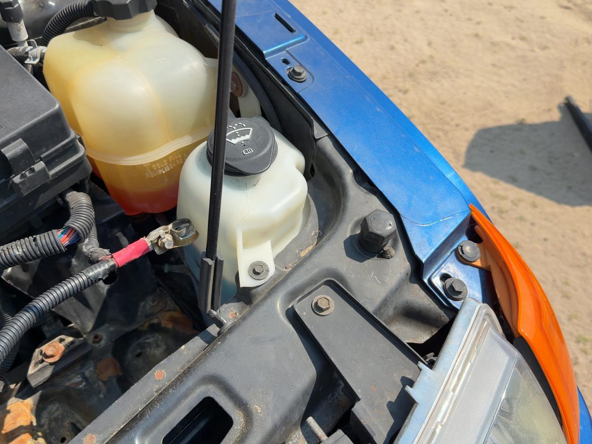 2005 Saturn Vue Washer Bottle