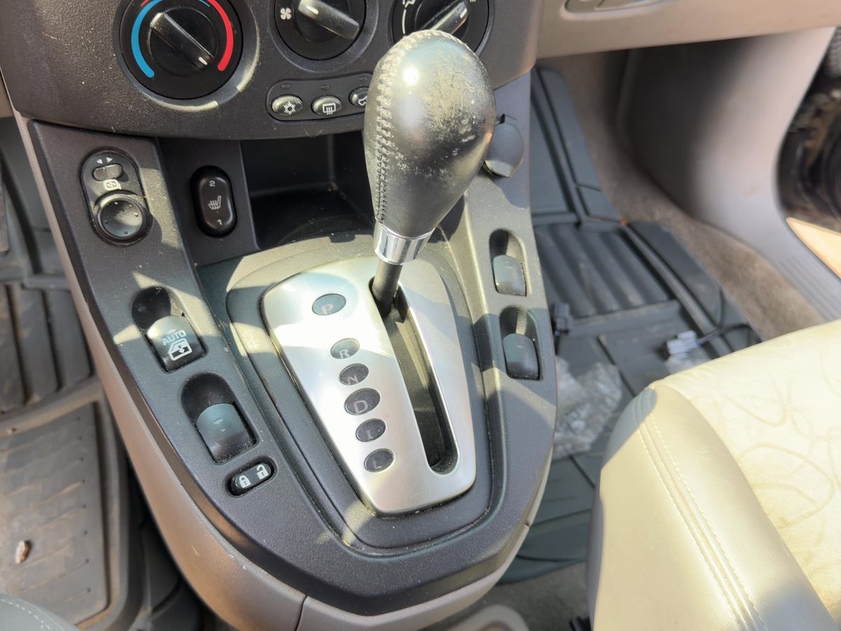 2005 Saturn Vue Floor Shifter