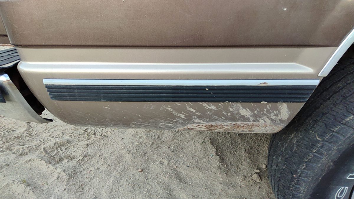 1994 Chevy Suburban Passenger Right Rear Moulding On Quarter Panel Oem