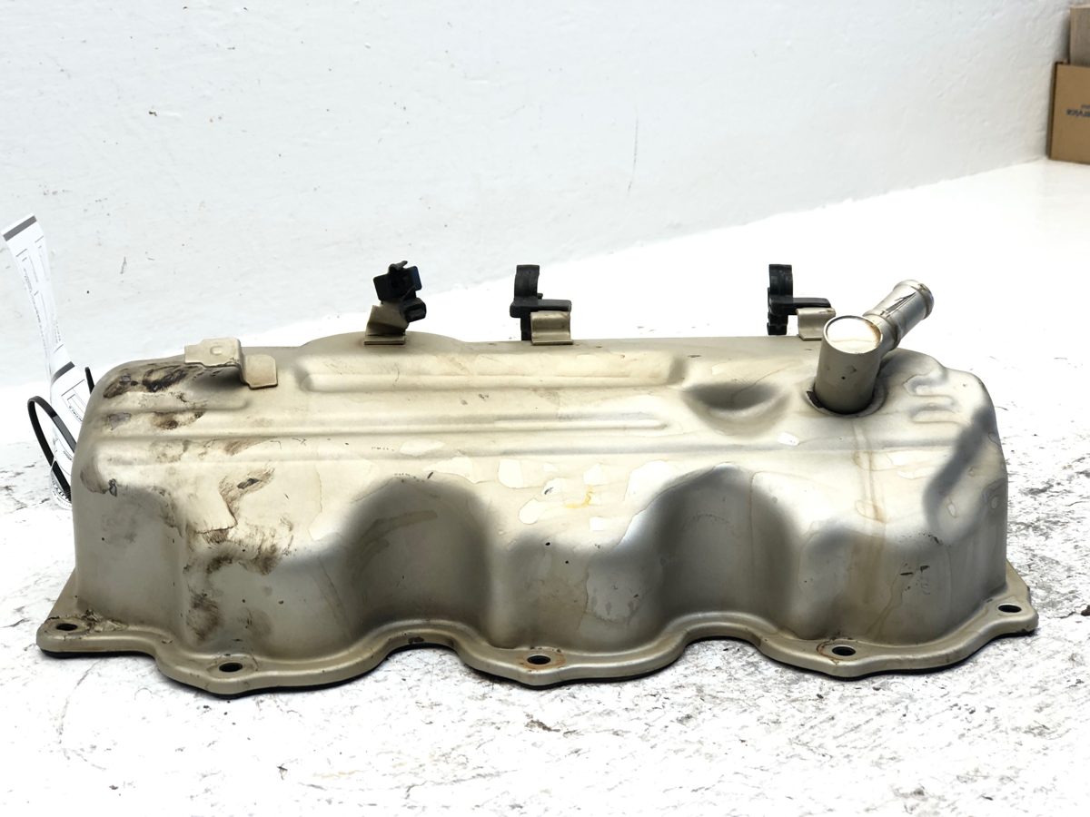 1993 Nissan Pathfinder Driver Left Valve cover OEM 3.0L