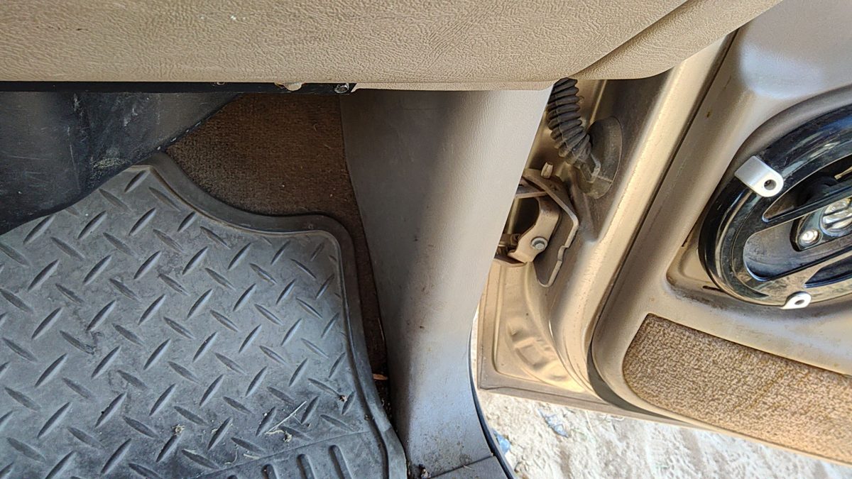2004 Silverado 1500 Passenger Right Lower Kick Trim Panel Oem 52D Tan