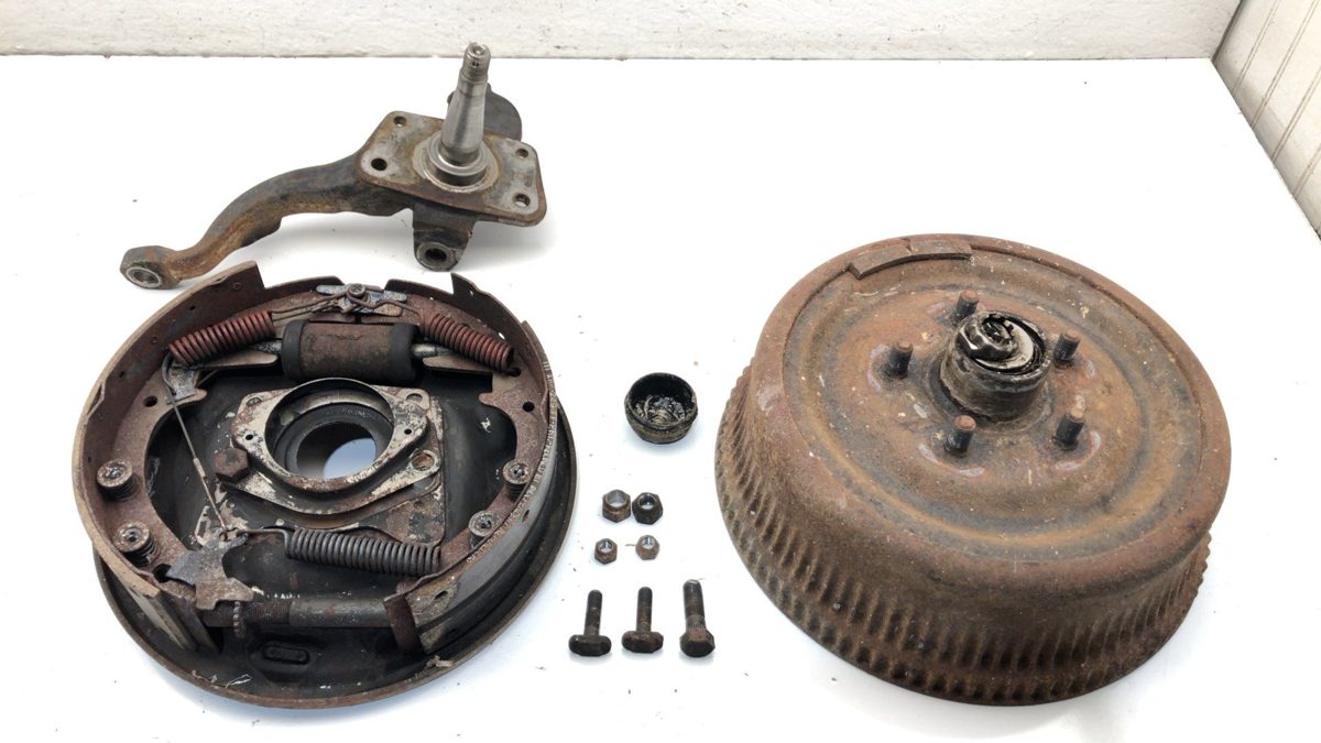 64-66 Thunderbird Coupe Passenger Front Spindle Steering Knuckle With Wheel Hub