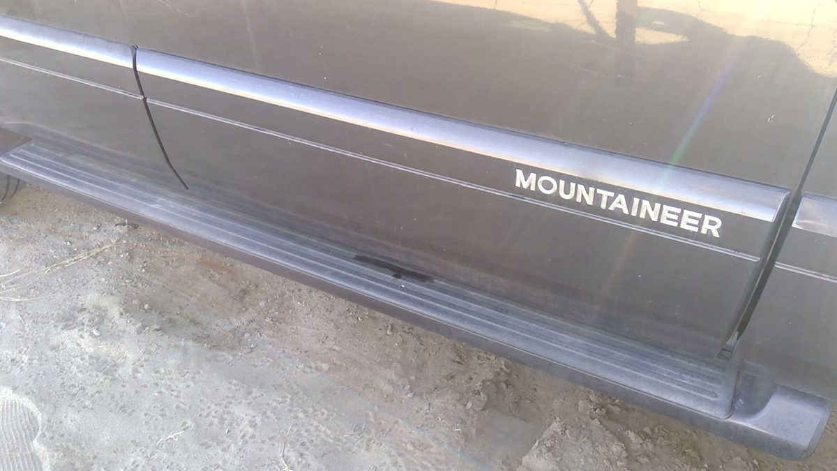 06-10 Mountaineer Passenger Right Front Moulding From Door Trim Charcoal G5