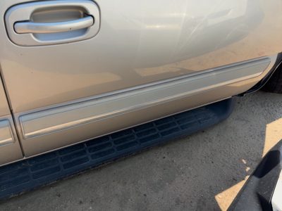2005 Suburban 1500 Front Door Moulding