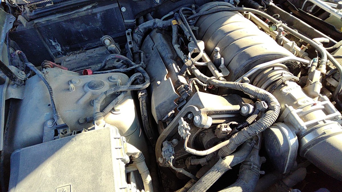 2005 Cadillac Sts Passenger Right Valve Cover Oem 4.6L 12590291