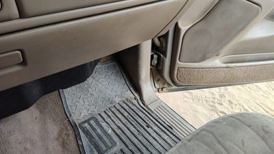 02-03 Chevy Silverado 2500 Hd Passenger Right Lower Kick Trim Panel Oem Tan 52D