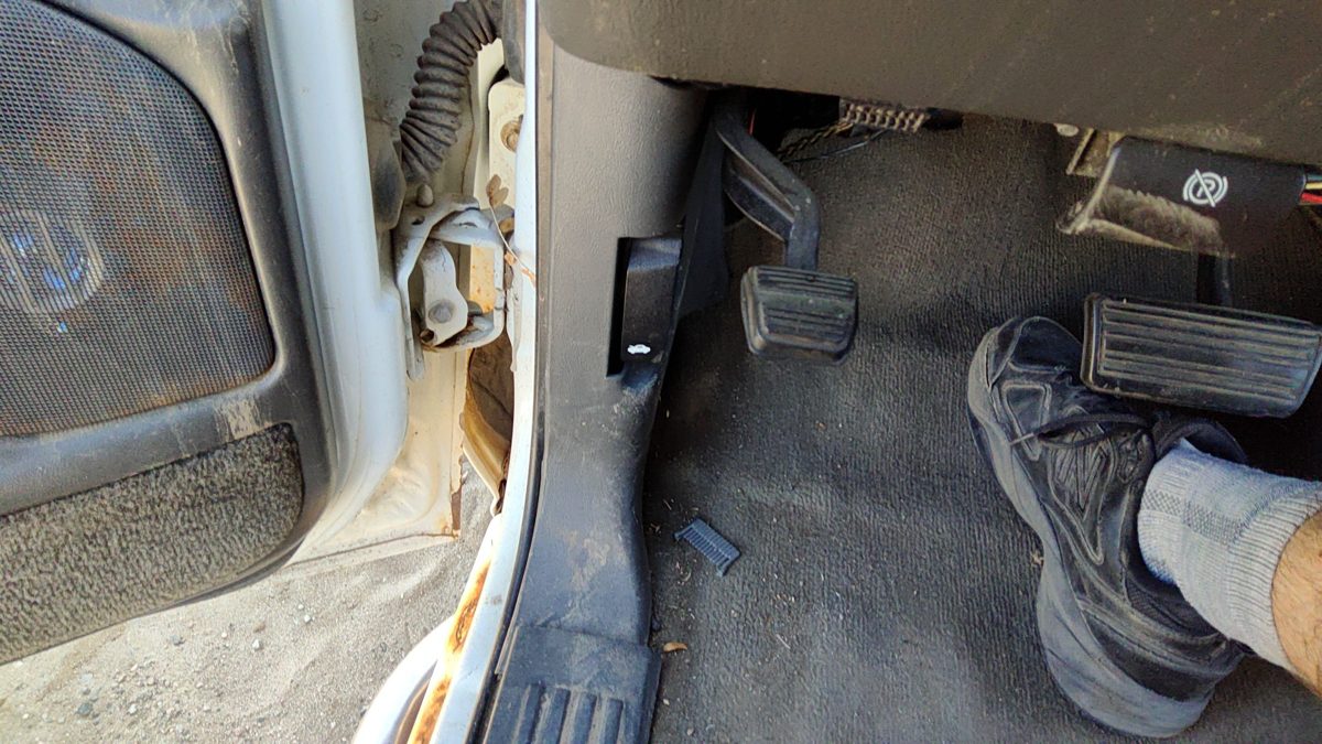 2005 Sierra 1500 Hd Driver Left Lower Kick Trim Panel Oem Pewter 69D