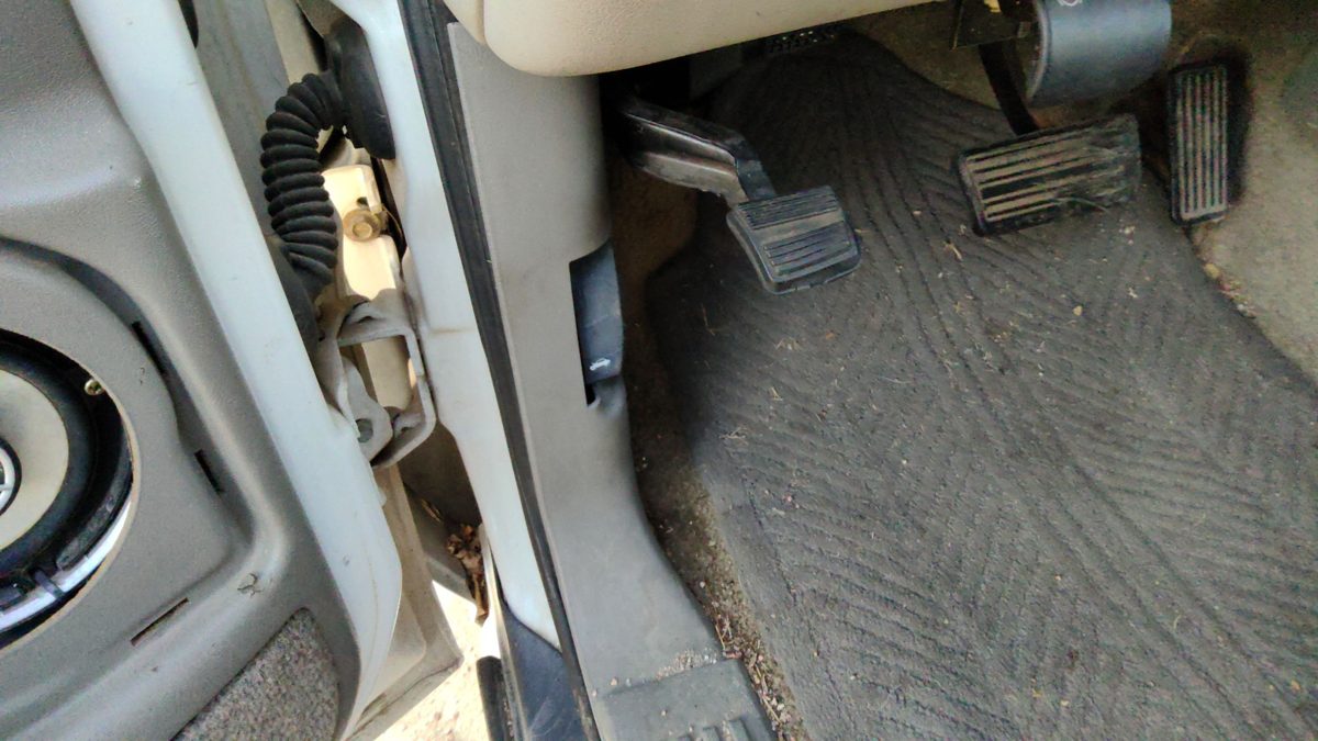 2001 Chevy Suburban Driver Left Lower Kick Trim Panel Oem 922 Light Gray