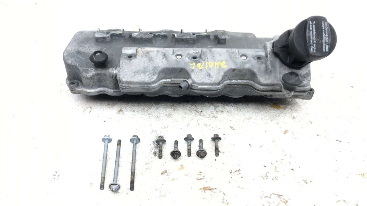 2001-2005 Mercedes C240 Front Valve Cover Driver Left Oem 2.6L 1120100530