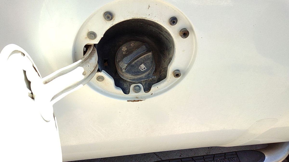 2007-10 Chevy Silverado 2500 Fuel Filler Neck Assembly With Gas Cap Oem 20918330